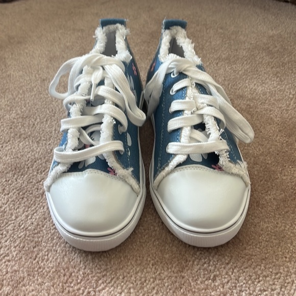 Faux Converse Womens Denim Flower Patch Sneakers - Picture 2 of 8